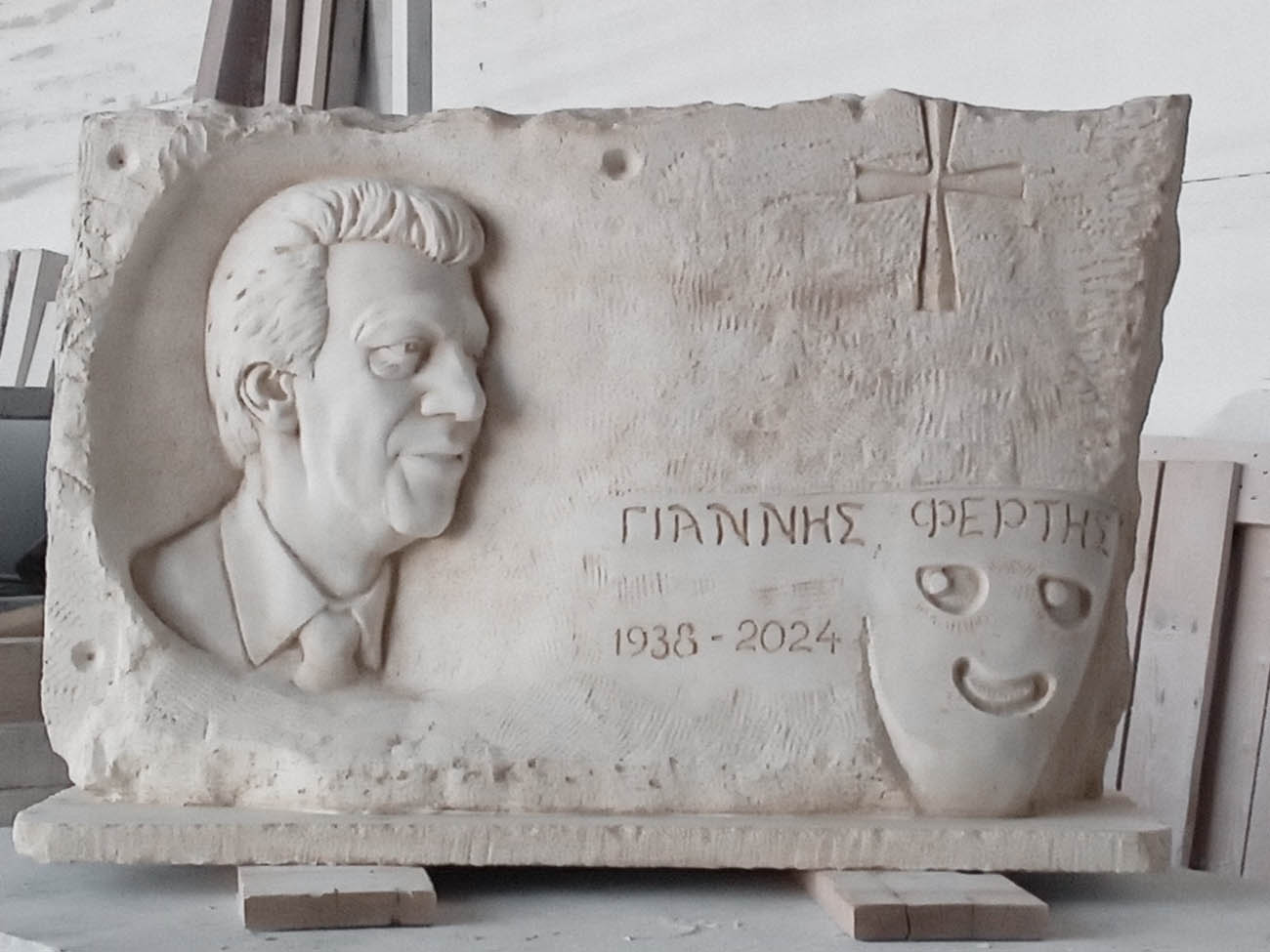 ταφικά μνημεία, ταφικά μνήματα, μαρμάρινοι τάφοι, μαρμάρινα μνήματα, μαρμαρογλυπτική, μαρμάρινος σταυρός, μαρμάρινος άγγελος για μνήμα