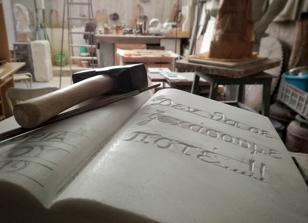 ταφικά μνημεία, ταφικά μνήματα, μαρμάρινοι τάφοι, μαρμάρινα μνήματα, μαρμαρογλυπτική, μαρμάρινος σταυρός, μαρμάρινος άγγελος για μνήμα