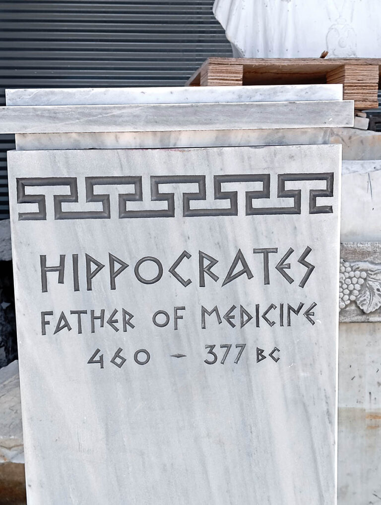 σκαλιστά γράμματα σε μαρμάρινη κολώνα. εργαστήριο γλυπτικης